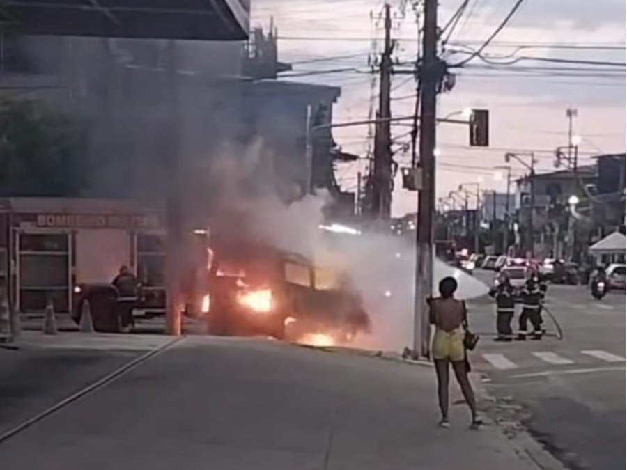 Kombi pegou fogo em posto de combustível na noite desta sexta-feira (02/10), no bairro da Pedreira.